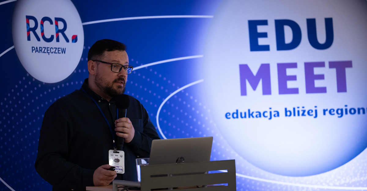 Michał Nowakowski, lider projektu „Mikropoświadczenia – pilotaż nowego rozwiązania wspierającego uczenie się przez całe życie” podczas konferencji Edu Meet