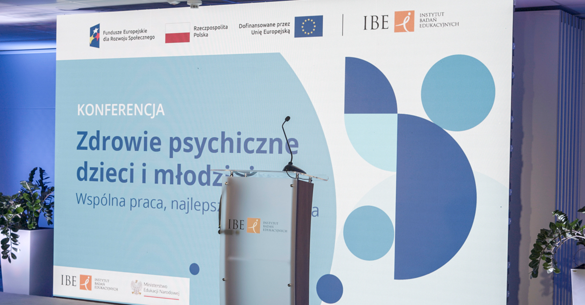 Zdjęcie przedstawiające scenę z prezentacją na konferencji "Zdrowie psychiczne dzieci i młodzieży. Wspólna praca, najlepsze rozwiązania"