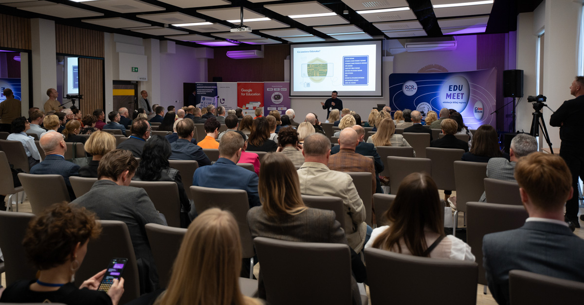 Michał Nowakowski, lider projektu „Mikropoświadczenia – pilotaż nowego rozwiązania wspierającego uczenie się przez całe życie” podczas konferencji Edu Meet