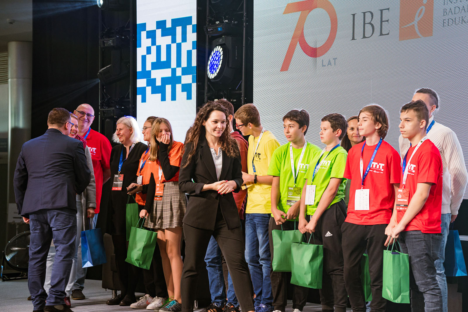 Justyna Orłowska | Pełnomocnik Prezesa Rady Ministrów ds. GovTech, Pełnomocnik Ministra Edukacji i Nauki ds. Transformacji Cyfrowej oraz Michał Nowakowski, lider projektu ZSK 4 oraz laureaci akcji specjalnej Odznaka+