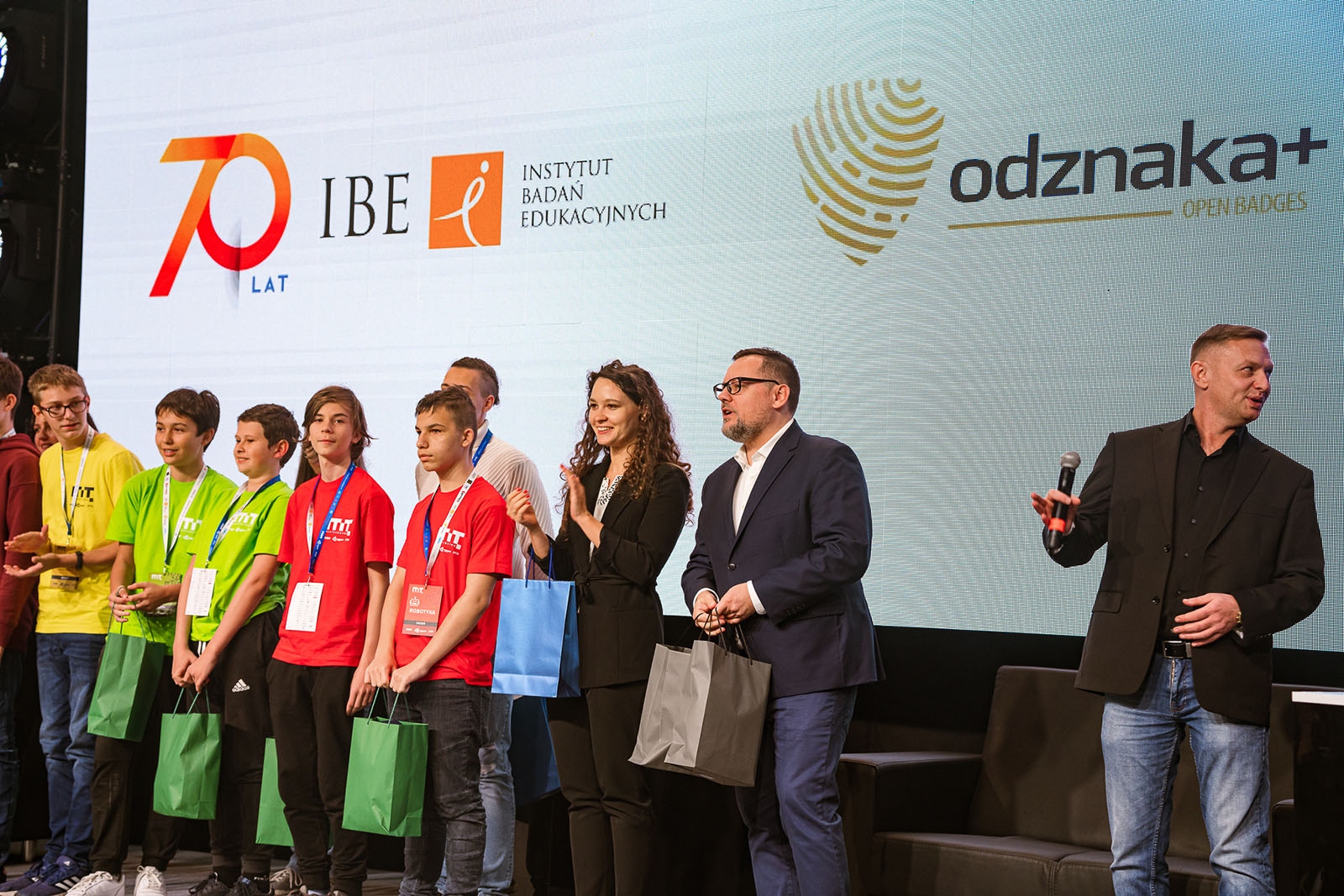 Justyna Orłowska | Pełnomocnik Prezesa Rady Ministrów ds. GovTech, Pełnomocnik Ministra Edukacji i Nauki ds. Transformacji Cyfrowej oraz Michał Nowakowski, lider projektu ZSK 4 oraz laureaci akcji specjalnej Odznaka+