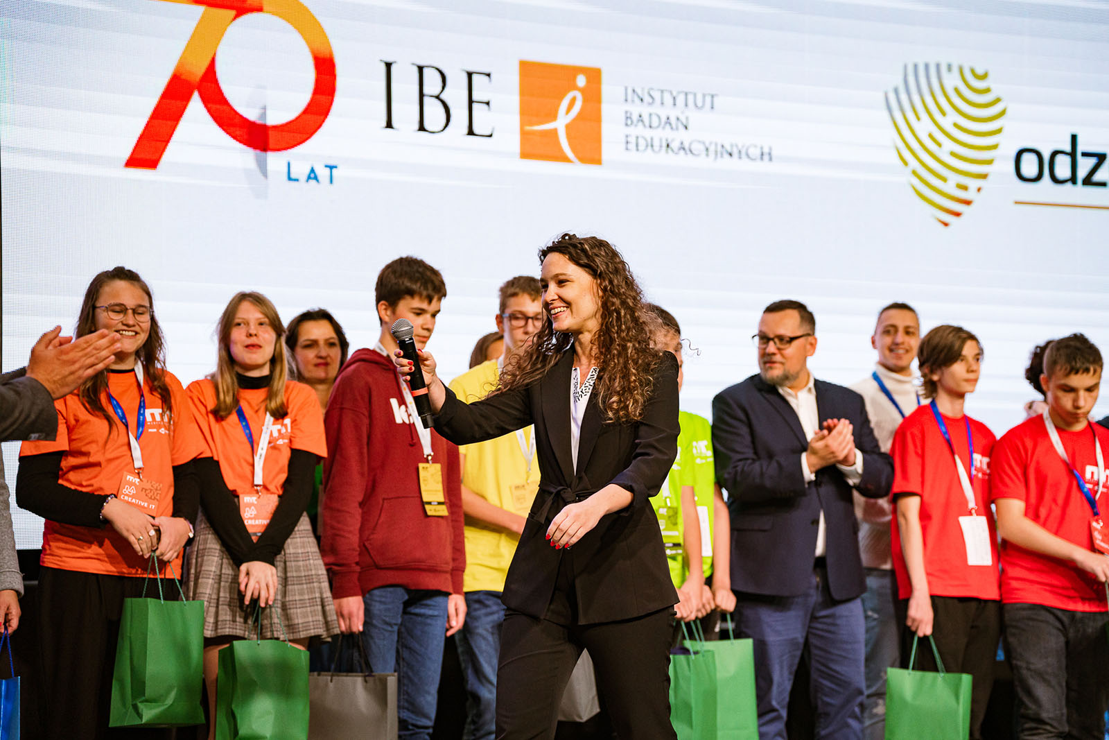 Justyna Orłowska | Pełnomocnik Prezesa Rady Ministrów ds. GovTech, Pełnomocnik Ministra Edukacji i Nauki ds. Transformacji Cyfrowej oraz Michał Nowakowski, lider projektu ZSK 4 oraz laureaci akcji specjalnej Odznaka+