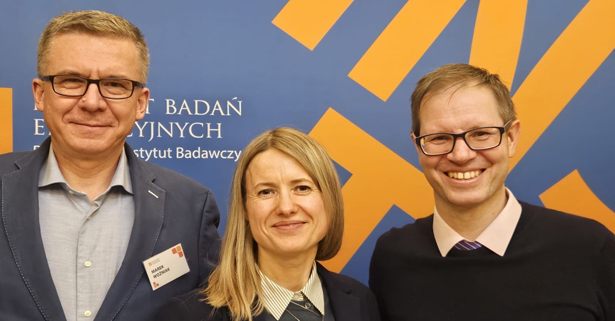 Na zdjęciu główni badacze projektu: doc. Jiří Kantor (EduArt) i dr Kamila Lewandowska (IBE PiB), a także Marek Woźniak, kierownik zespołu edukacji cyfrowej, podczas Dnia IBE PIB, 20 lutego 2026 r.