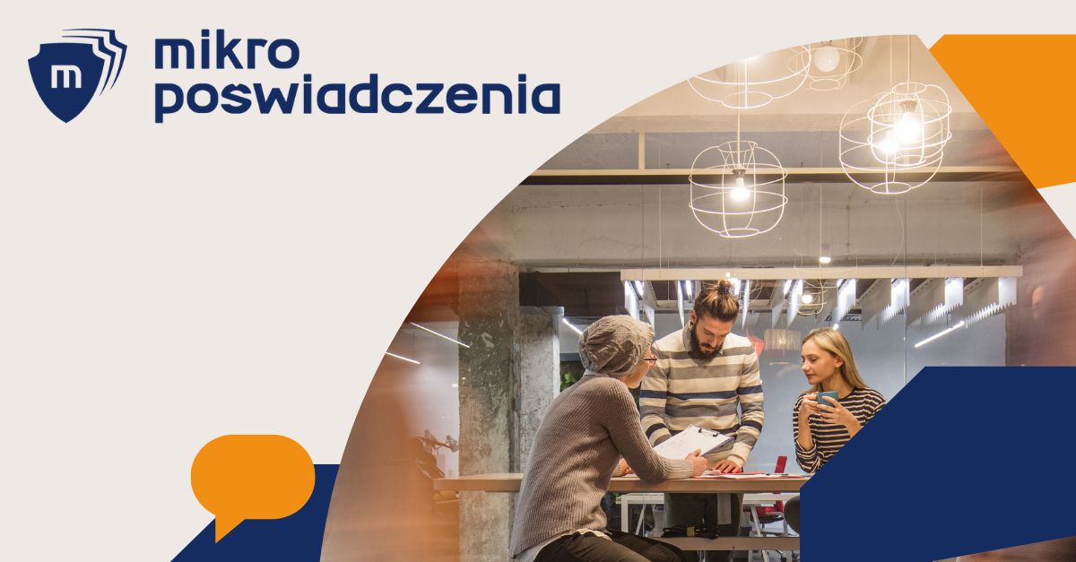 Logo Mikropoświadczenia na tle z graficznymi, geometrycznymi wzorami widoczna jest grupa trzech osób siedzących przy stole w nowoczesnym biurze, rozmawiających i analizujących dokumenty.