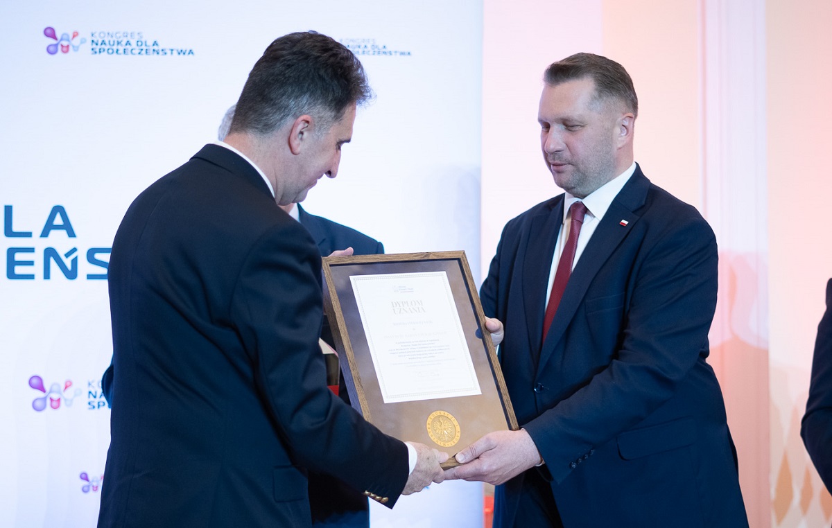 Od lewej: Przemysław Czarnek, Minister Edukacji i Nauki; Paweł Gondek, Zastępca Dyrektora IBE ds. Naukowych