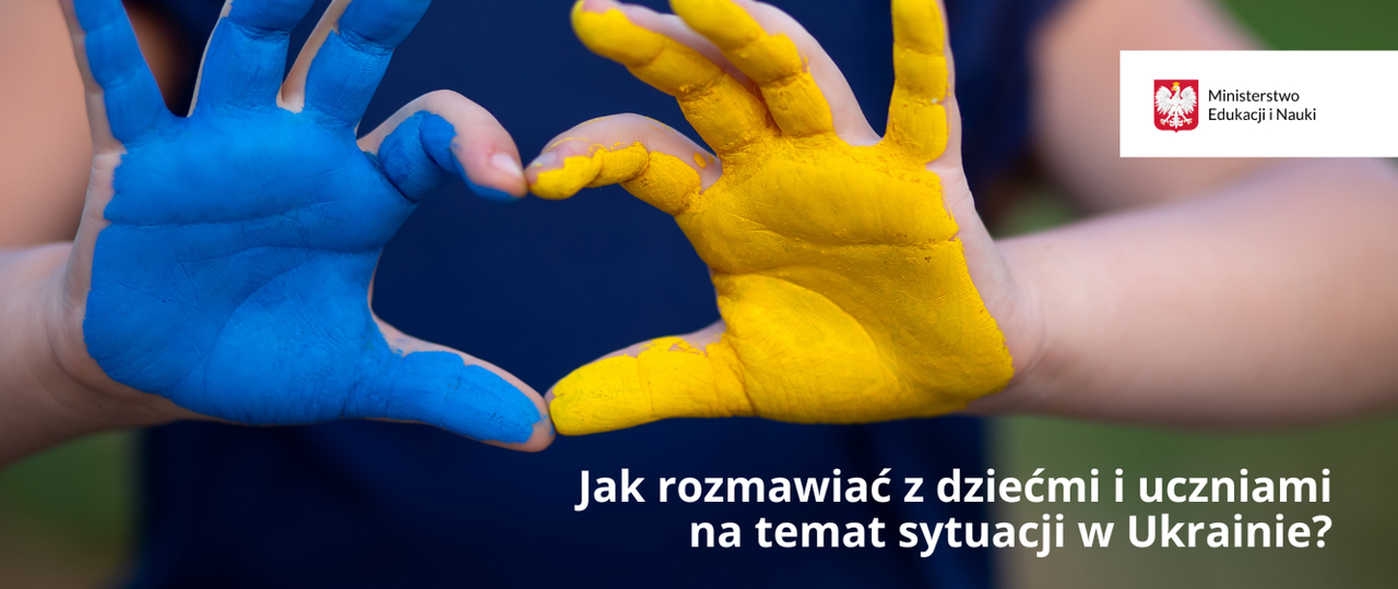 Po prawej stronie na grantowym tle napis Trwa nabór do Rady Dzieci i Młodzieży - zgłoszenia do 15 października. Po prawej stronie na kolorowy tle kilka par dziecięcych rąk nałożonych jedna na drugą. Paznokcie niektórych dzieci są pomalowane na różne kolory - biały, czerwony, niebieski.