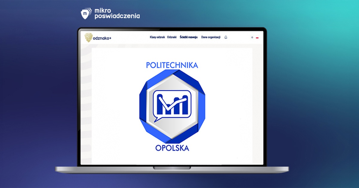 Zrzut ekranu z laptopa przedstawiający mikropoświadczenie Politechniki Opolskiej w aplikacji Odznaka+. Na środku widoczne logo uczelni z ikoną wykresu i znacznika, wokół niebieski sześciokąt. Na górze strony logo projektu Mikropoświadczenia i Odznaka+.